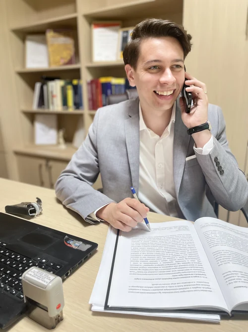 Dr. Bartos Ádám ügyvéd portréja a kapcsolatfelvételi szakaszban